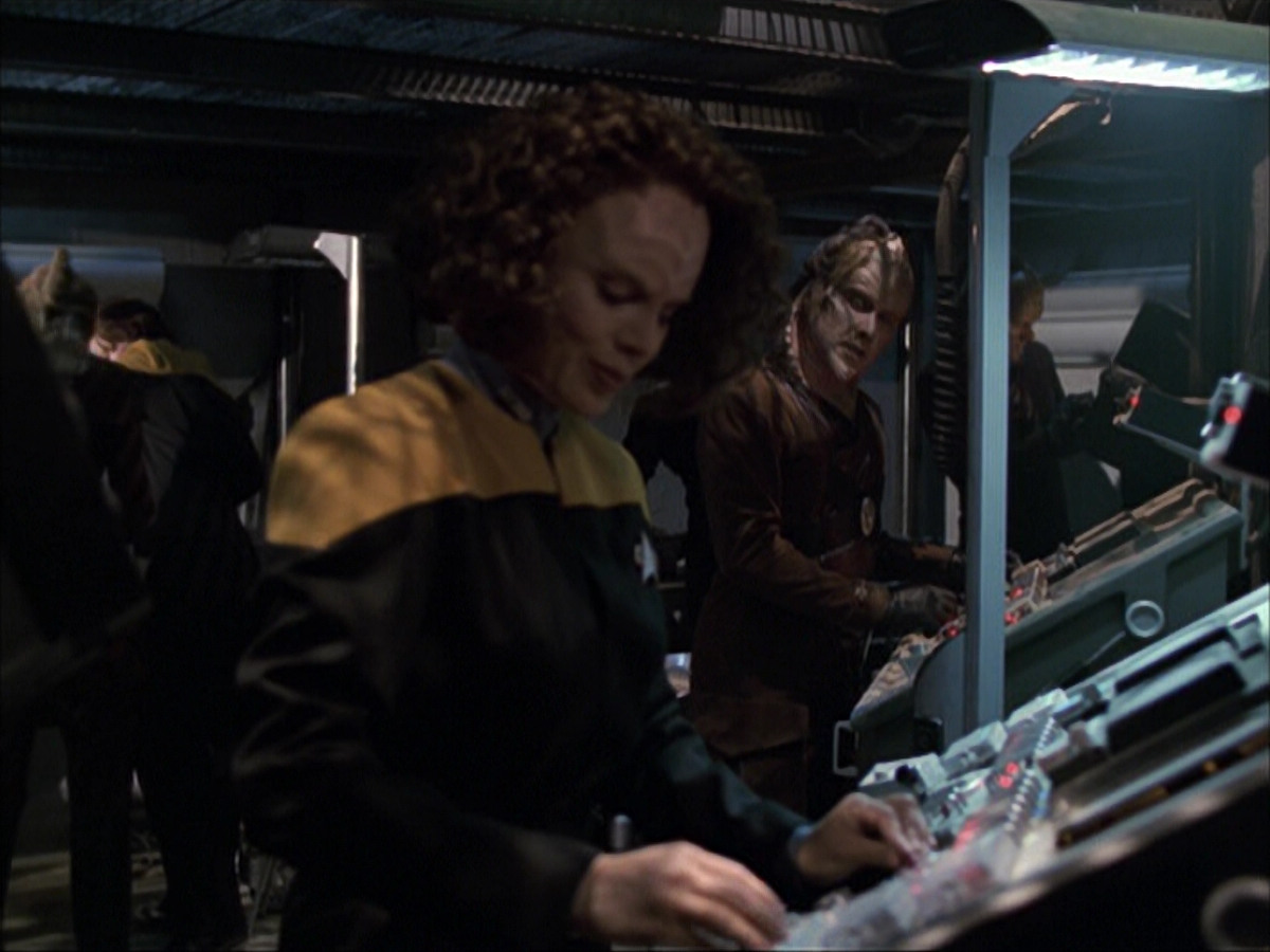 extant_StarTrek_VOY_6x07-DragonsTeeth_01876.jpg