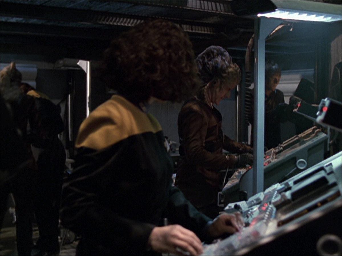 extant_StarTrek_VOY_6x07-DragonsTeeth_01885.jpg