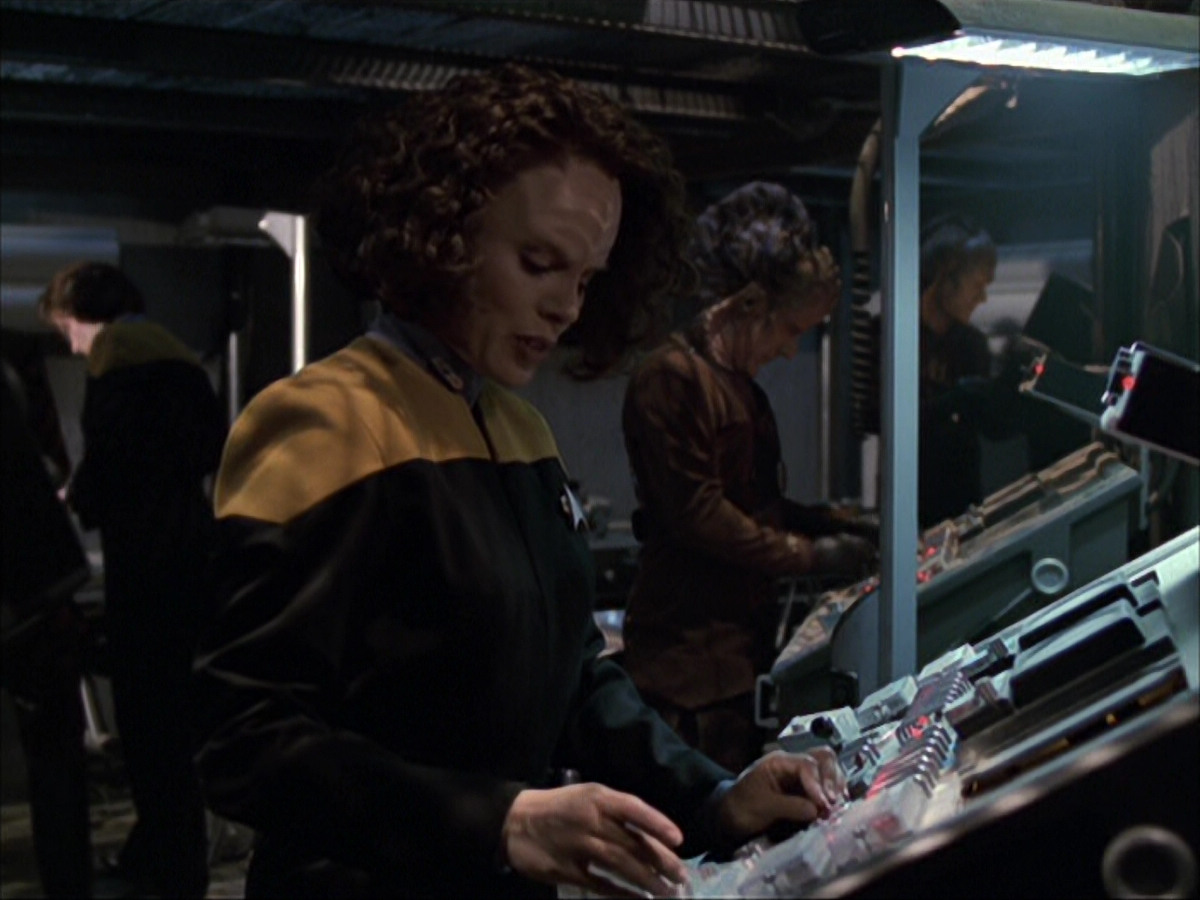 extant_StarTrek_VOY_6x07-DragonsTeeth_01888.jpg