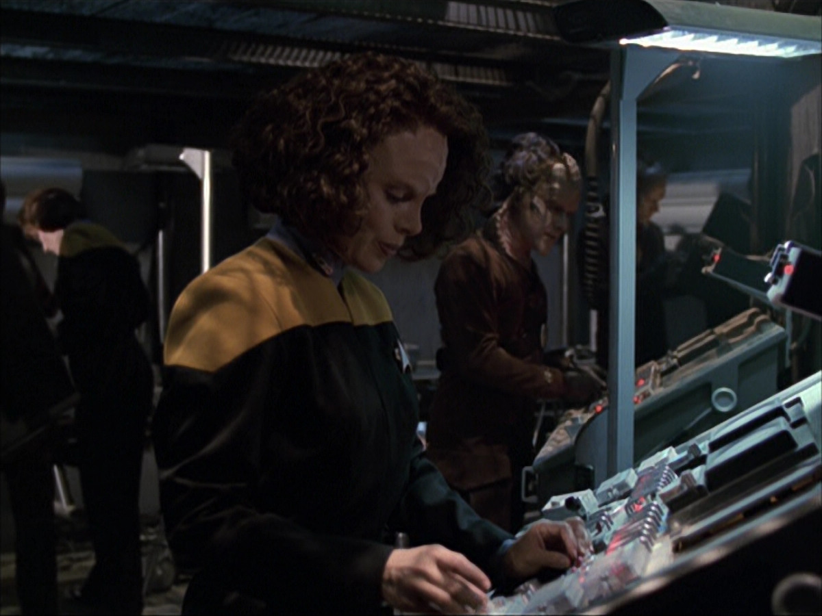extant_StarTrek_VOY_6x07-DragonsTeeth_01892.jpg