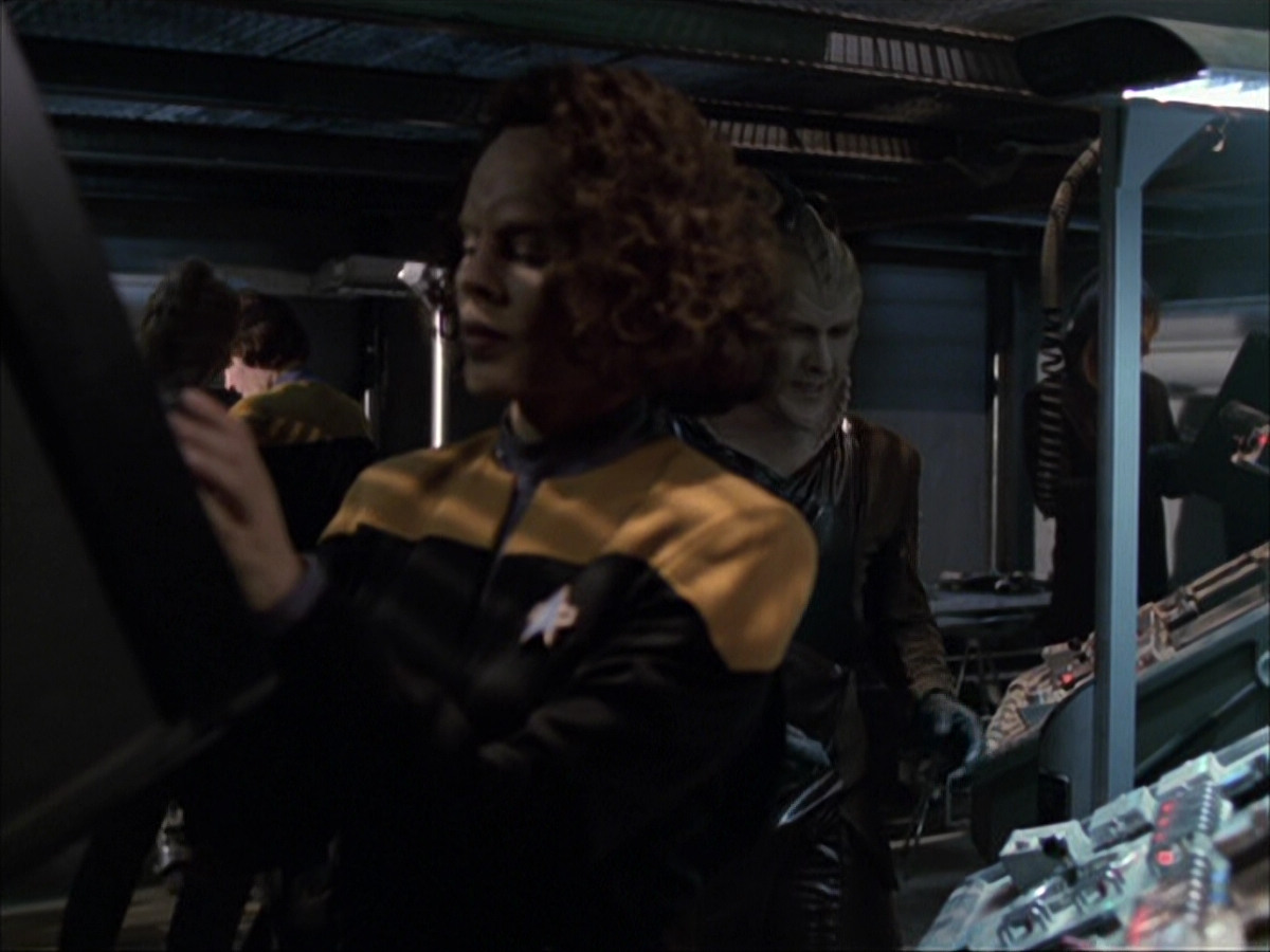 extant_StarTrek_VOY_6x07-DragonsTeeth_01902.jpg