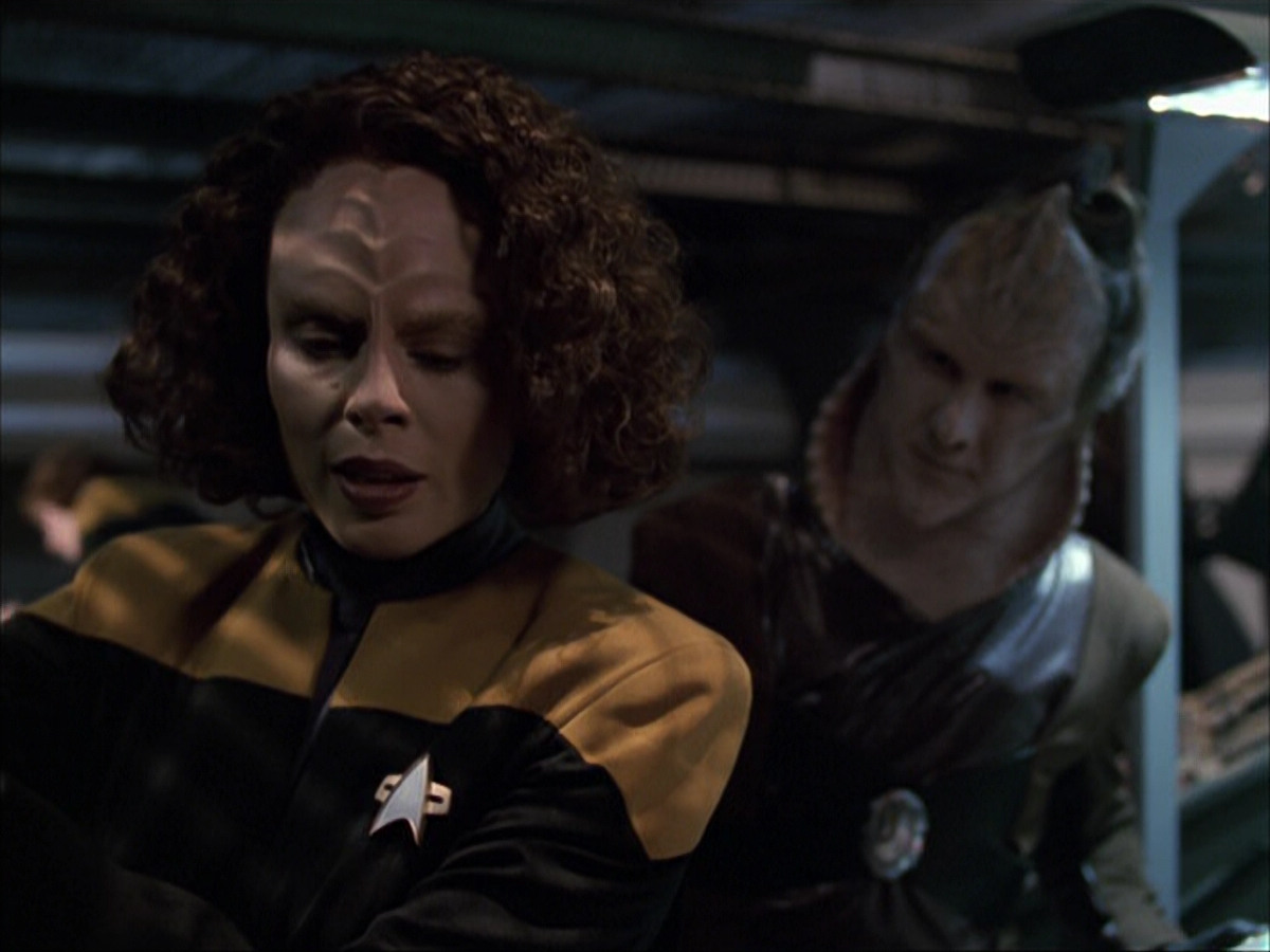 extant_StarTrek_VOY_6x07-DragonsTeeth_01911.jpg