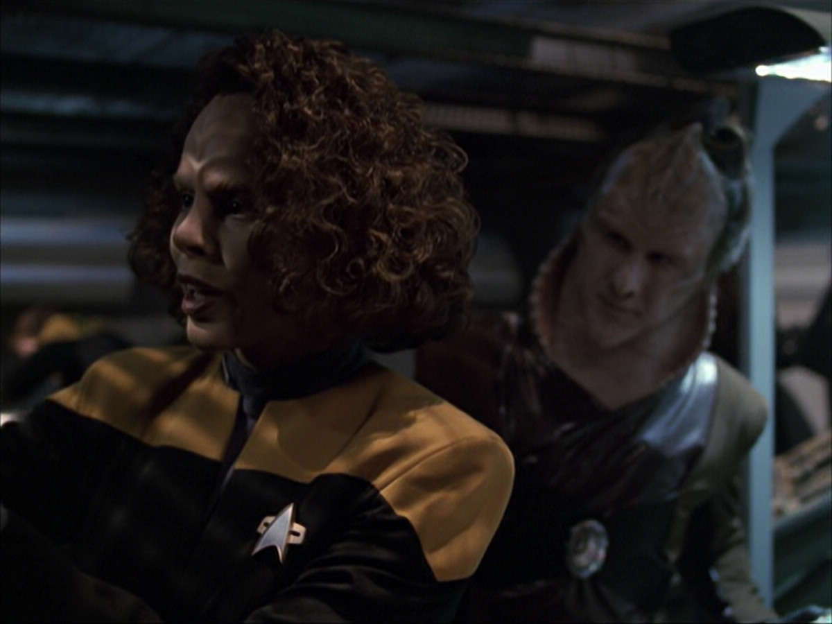 extant_StarTrek_VOY_6x07-DragonsTeeth_01912.jpg