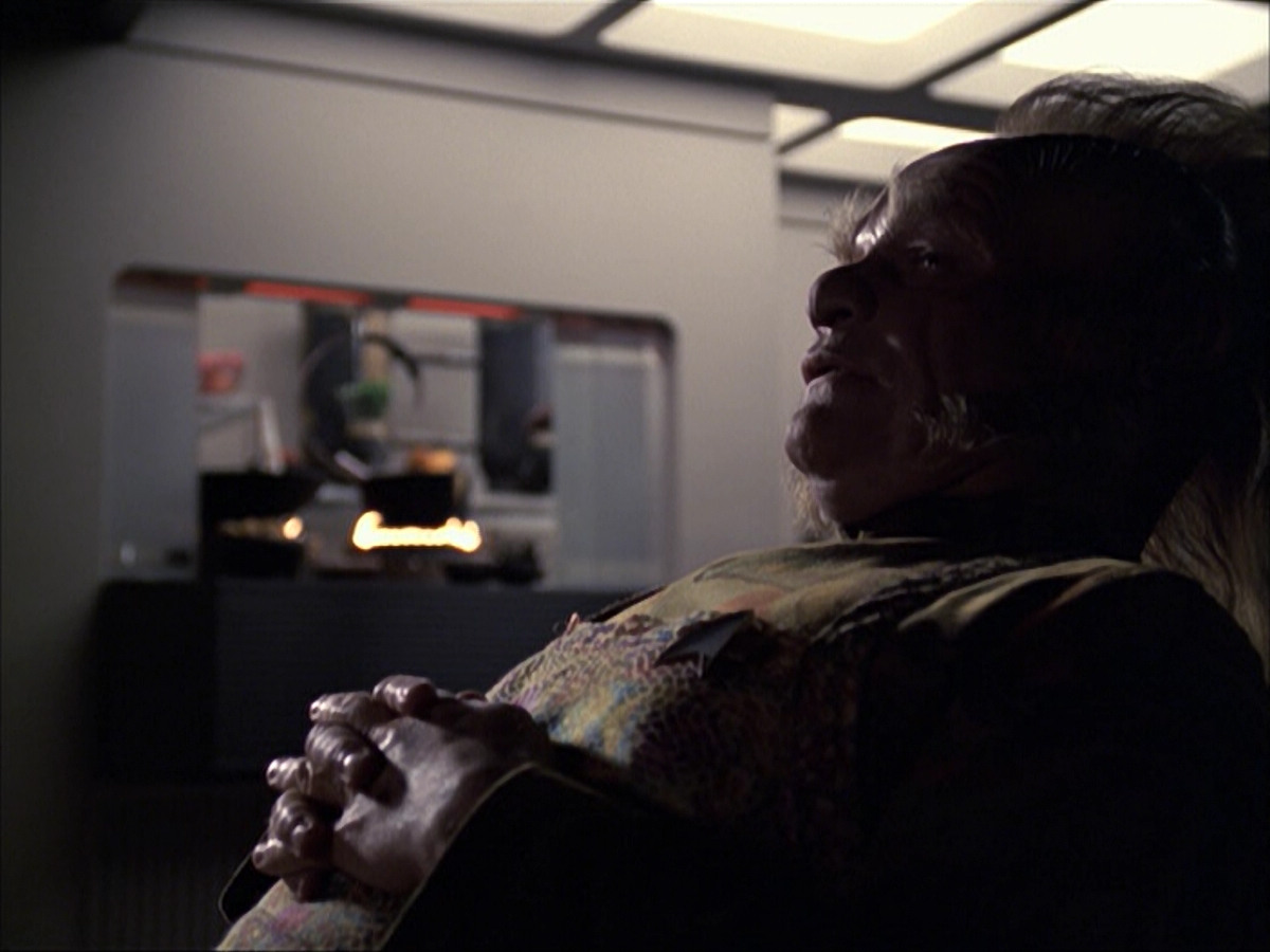 extant_StarTrek_VOY_6x07-DragonsTeeth_01940.jpg
