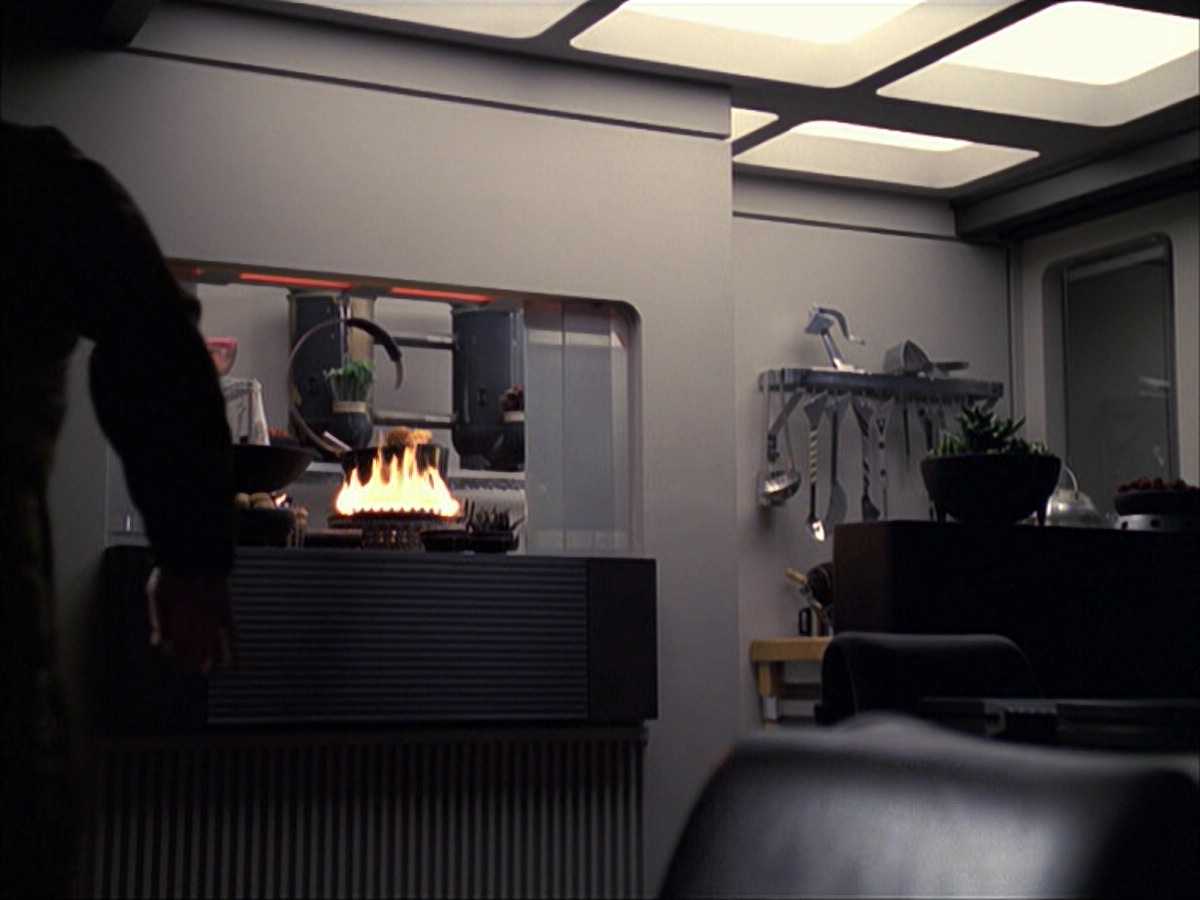 extant_StarTrek_VOY_6x07-DragonsTeeth_02007.jpg