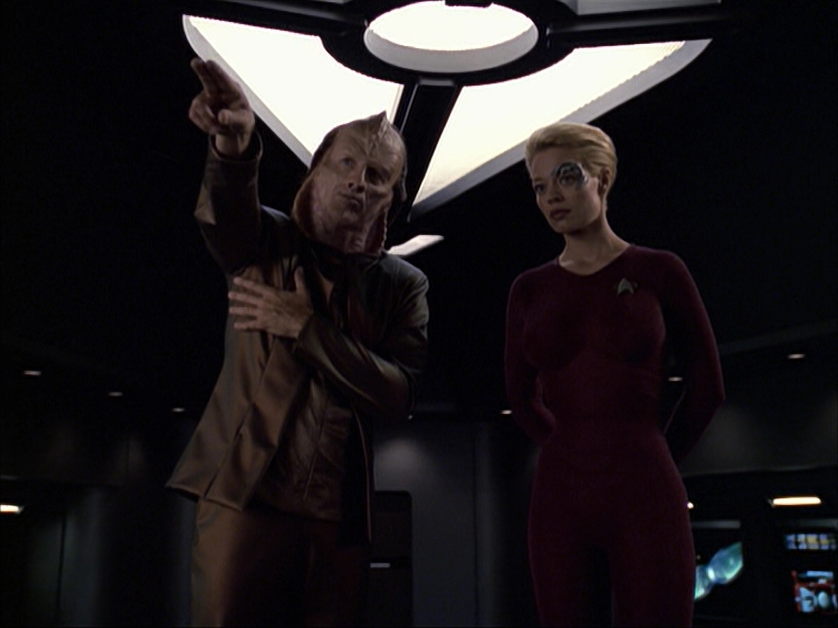extant_StarTrek_VOY_6x07-DragonsTeeth_02035.jpg