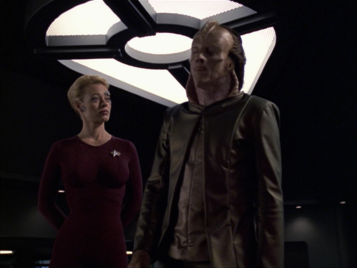 extant_StarTrek_VOY_6x07-DragonsTeeth_02057.jpg