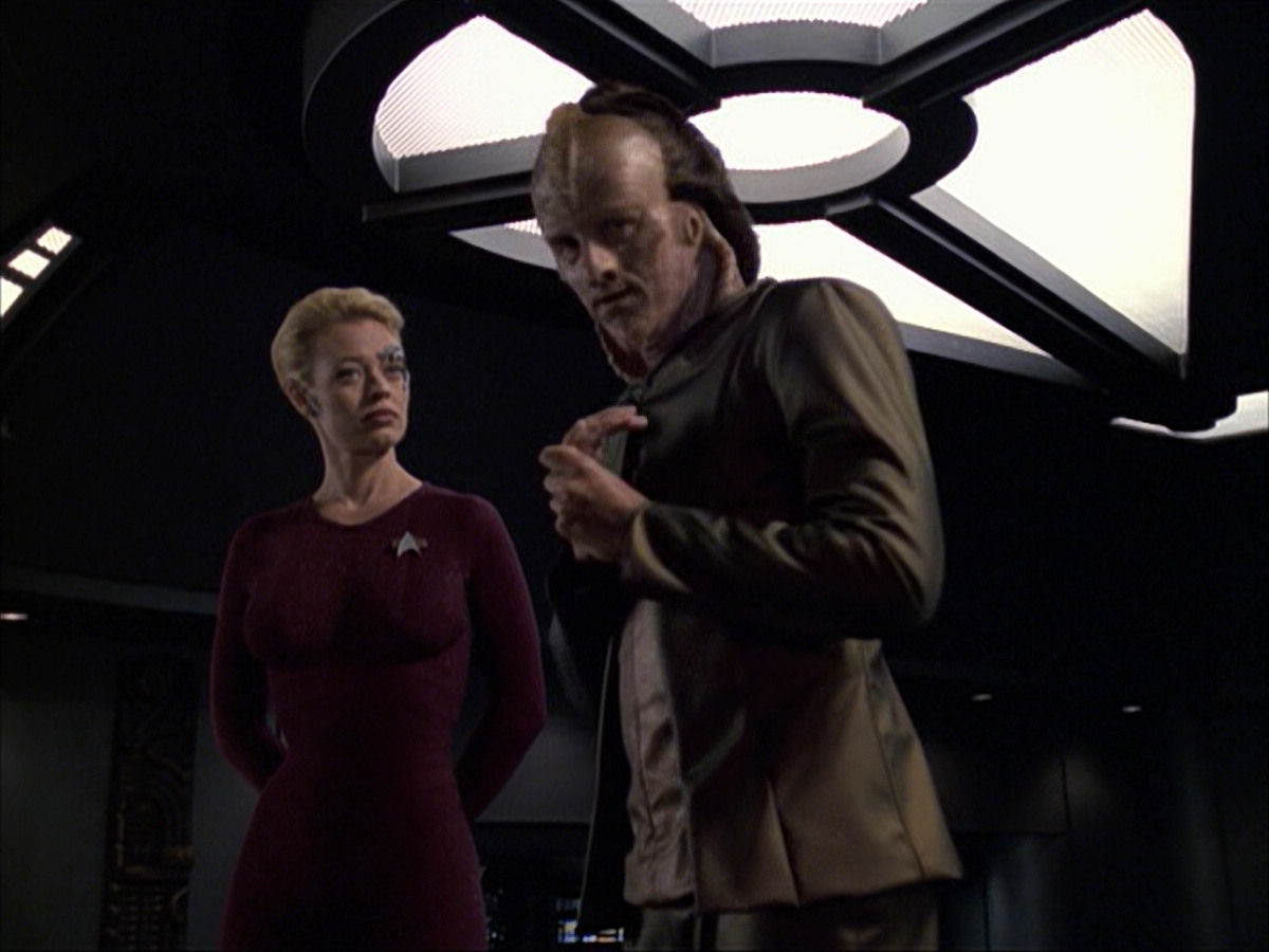 extant_StarTrek_VOY_6x07-DragonsTeeth_02065.jpg