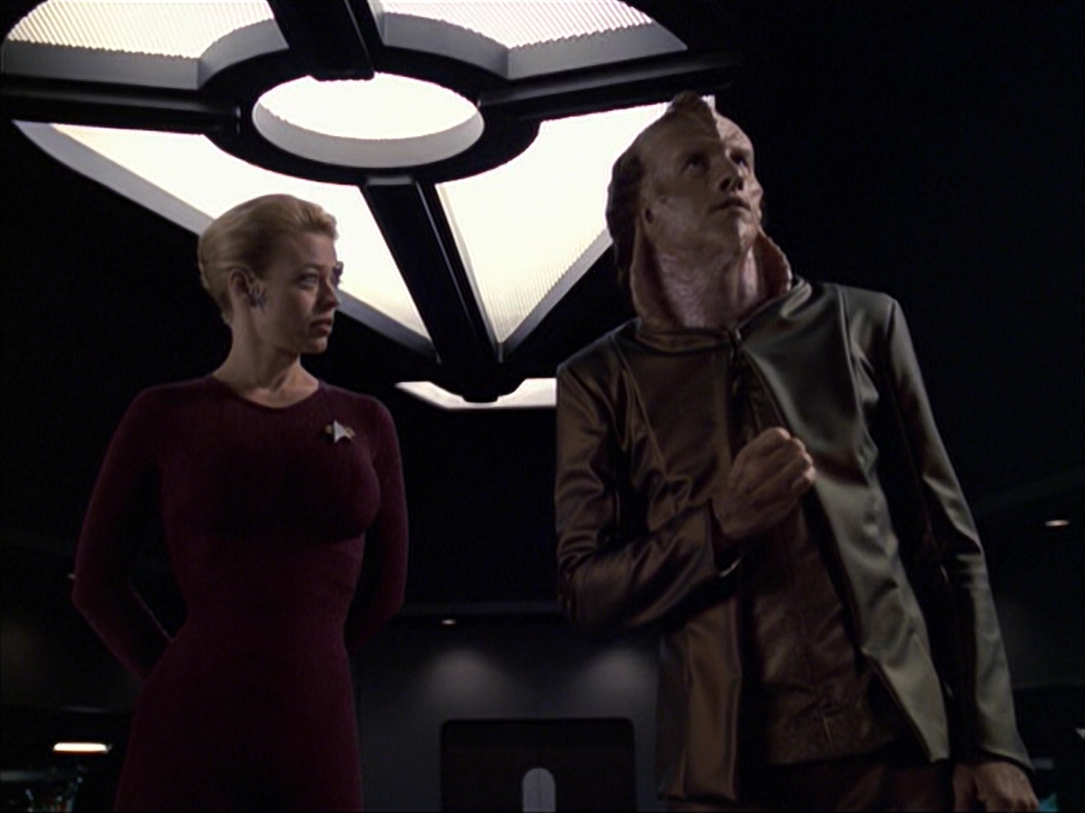extant_StarTrek_VOY_6x07-DragonsTeeth_02092.jpg