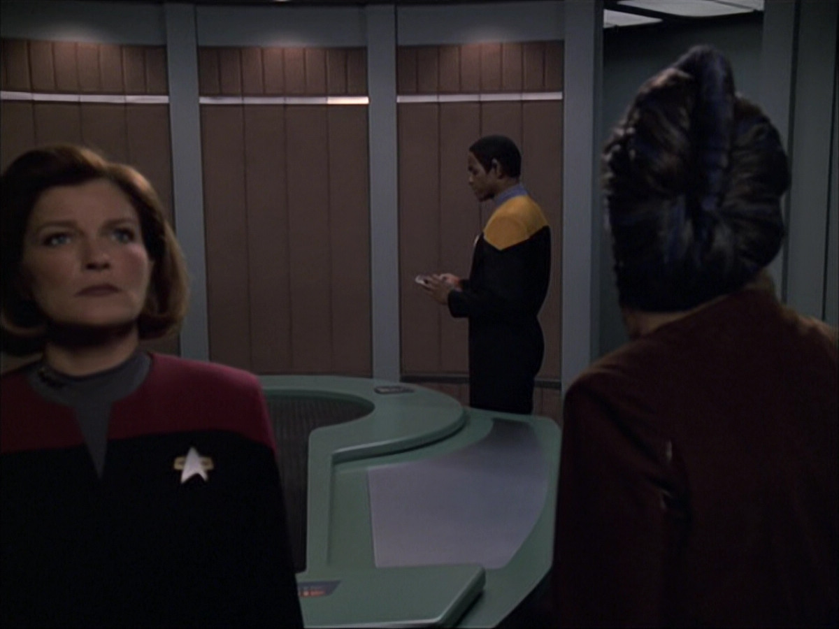 extant_StarTrek_VOY_6x07-DragonsTeeth_02114.jpg