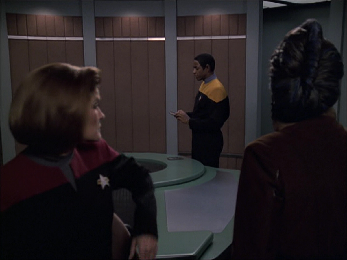 extant_StarTrek_VOY_6x07-DragonsTeeth_02115.jpg