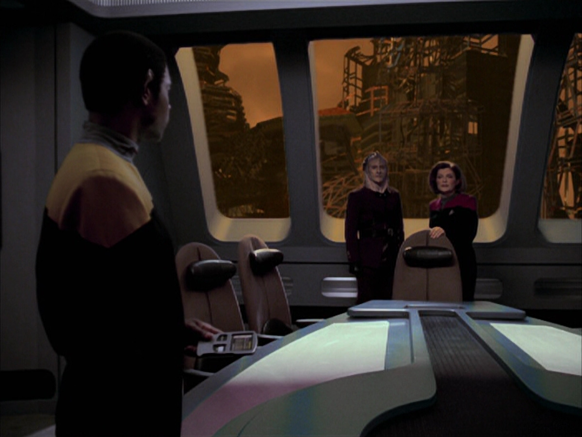 extant_StarTrek_VOY_6x07-DragonsTeeth_02119.jpg