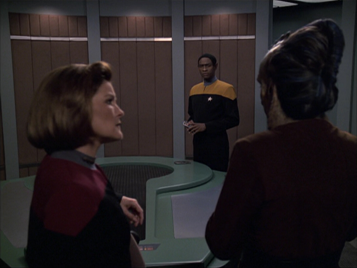 extant_StarTrek_VOY_6x07-DragonsTeeth_02126.jpg