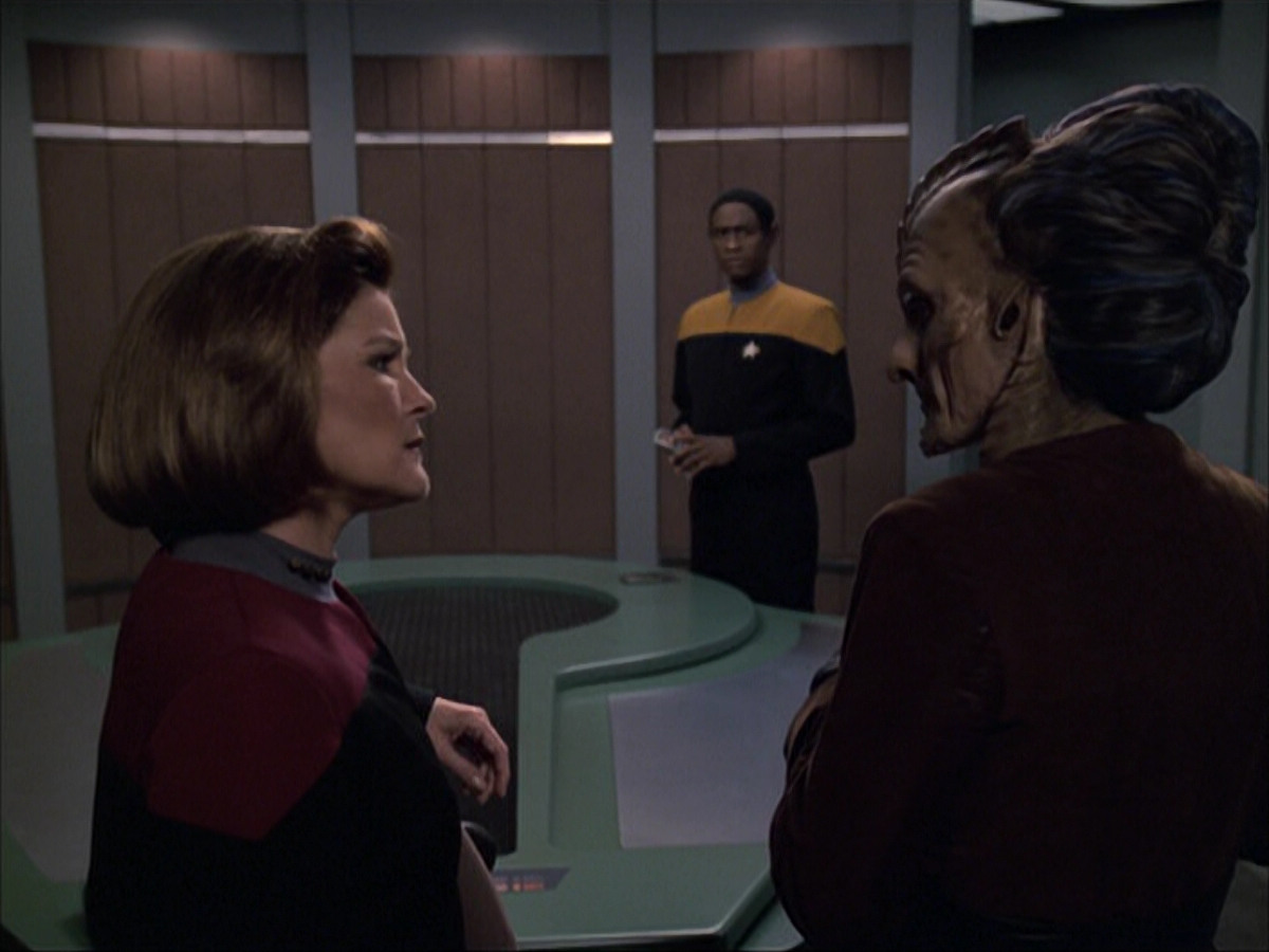 extant_StarTrek_VOY_6x07-DragonsTeeth_02128.jpg