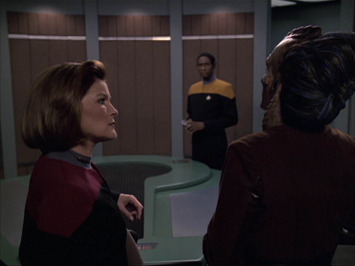 extant_StarTrek_VOY_6x07-DragonsTeeth_02135.jpg