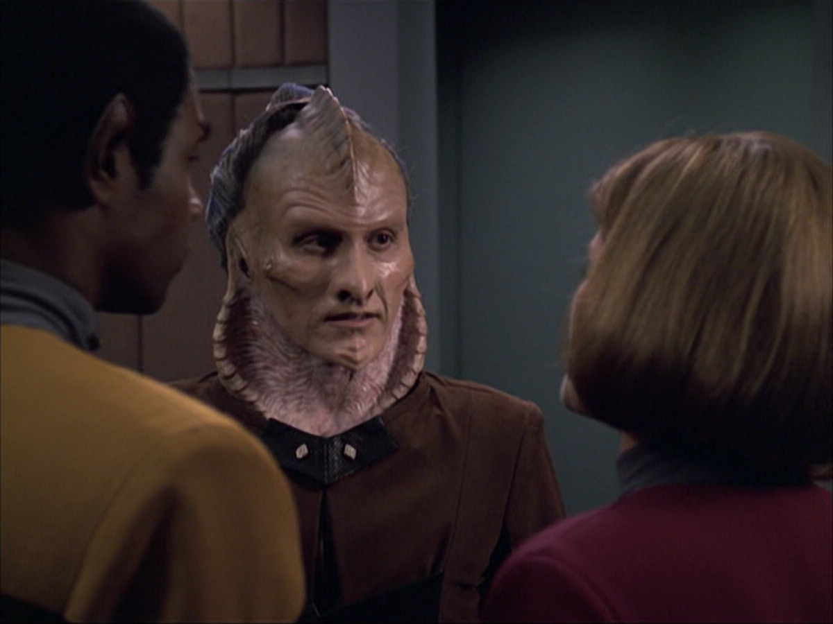 extant_StarTrek_VOY_6x07-DragonsTeeth_02186.jpg