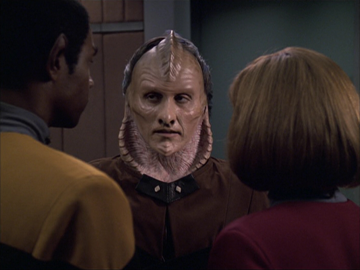 extant_StarTrek_VOY_6x07-DragonsTeeth_02213.jpg