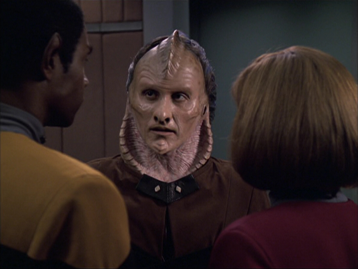 extant_StarTrek_VOY_6x07-DragonsTeeth_02215.jpg
