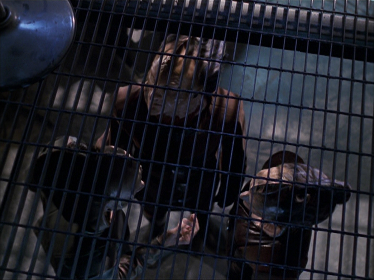 extant_StarTrek_VOY_6x07-DragonsTeeth_02231.jpg