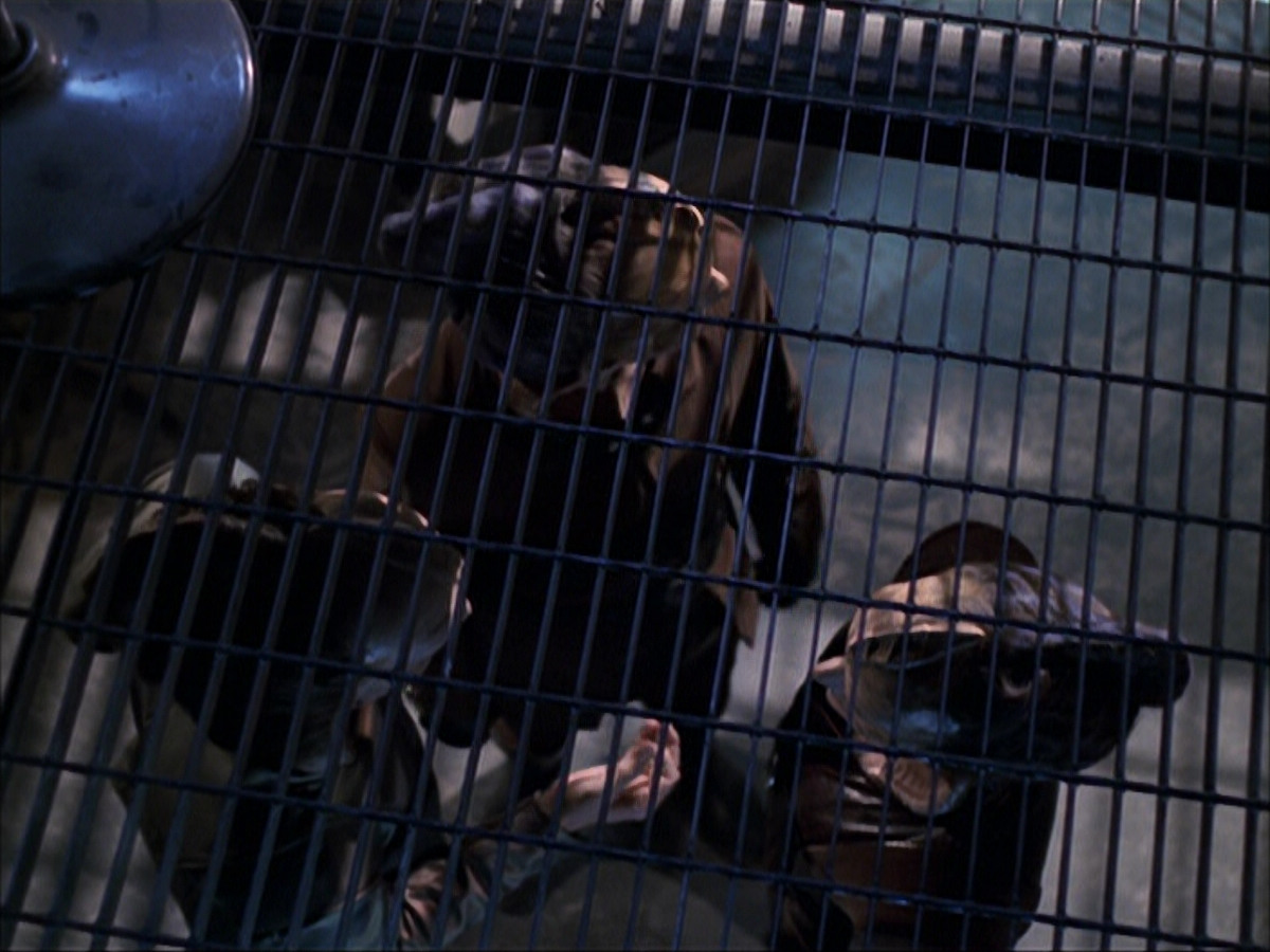extant_StarTrek_VOY_6x07-DragonsTeeth_02233.jpg