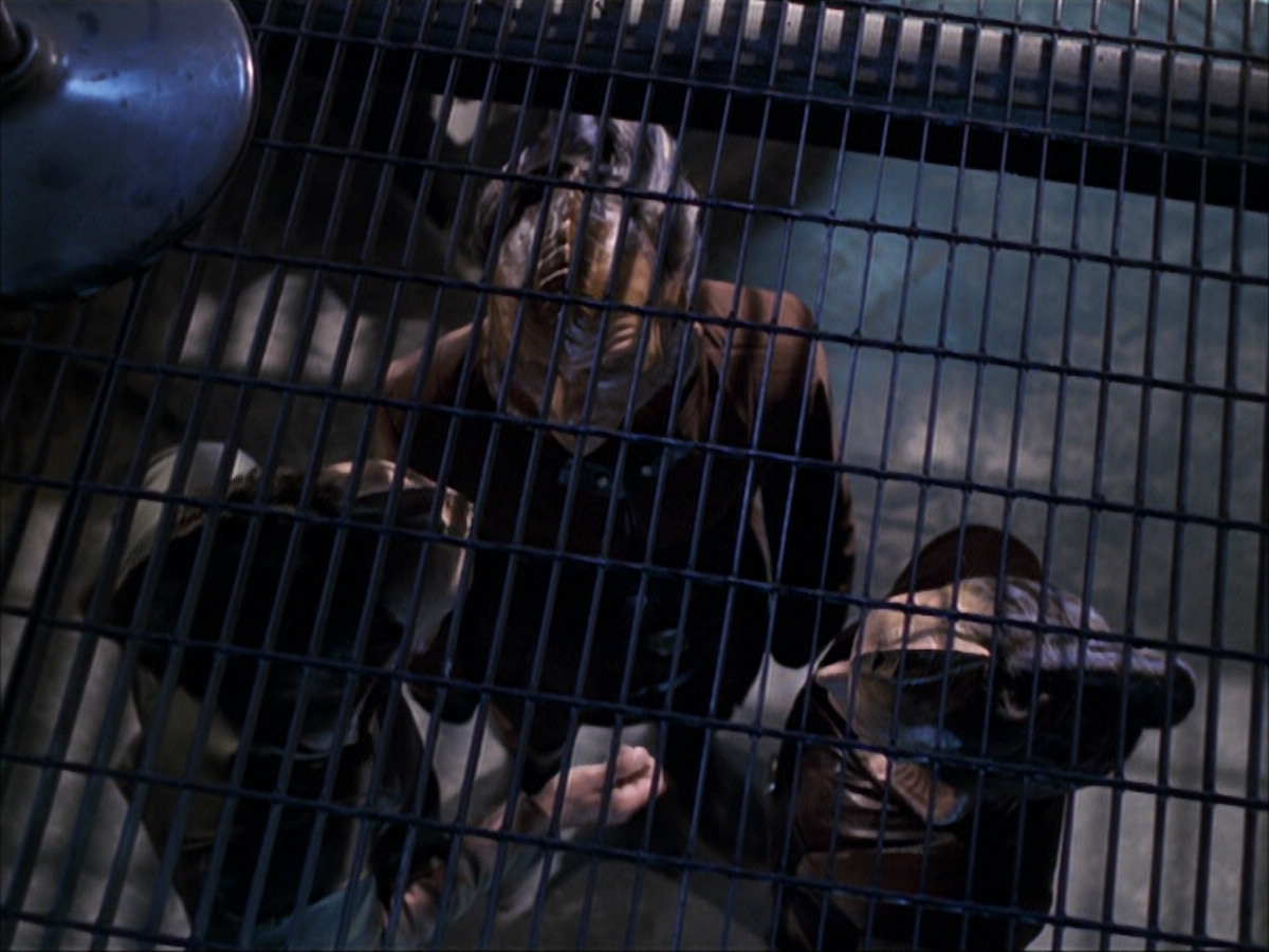 extant_StarTrek_VOY_6x07-DragonsTeeth_02242.jpg