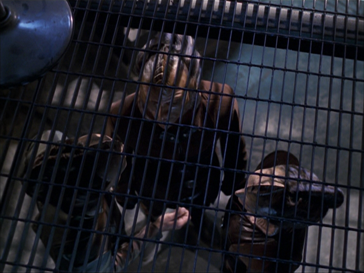 extant_StarTrek_VOY_6x07-DragonsTeeth_02243.jpg