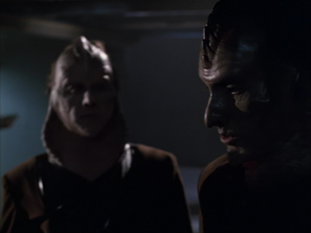 extant_StarTrek_VOY_6x07-DragonsTeeth_02261.jpg