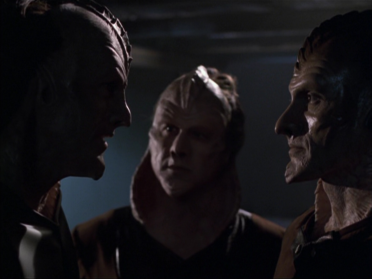 extant_StarTrek_VOY_6x07-DragonsTeeth_02267.jpg