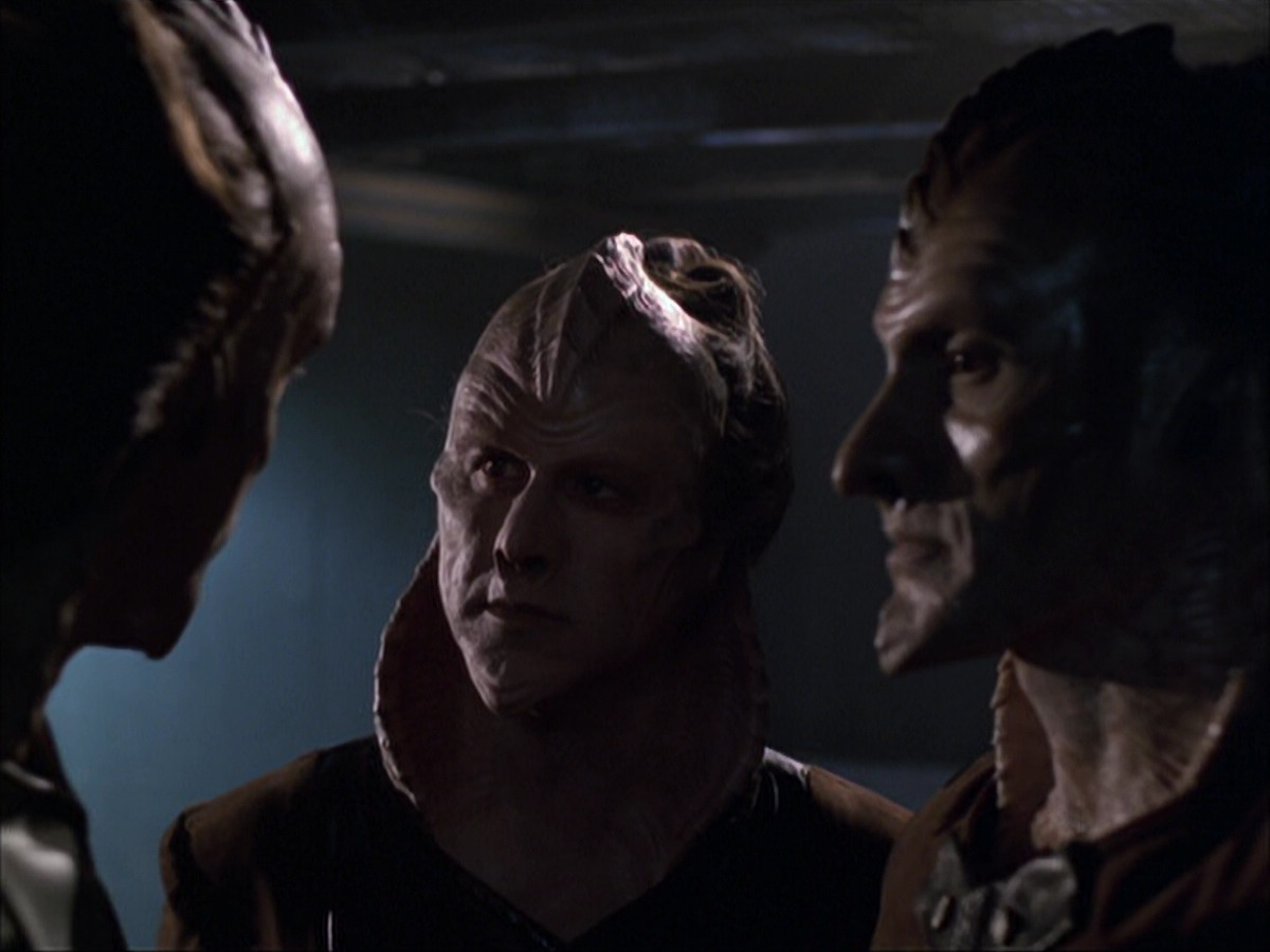 extant_StarTrek_VOY_6x07-DragonsTeeth_02276.jpg