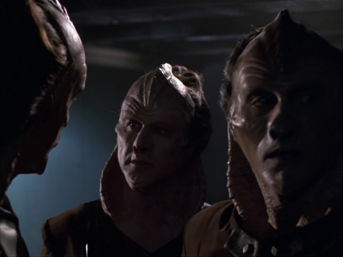 extant_StarTrek_VOY_6x07-DragonsTeeth_02277.jpg