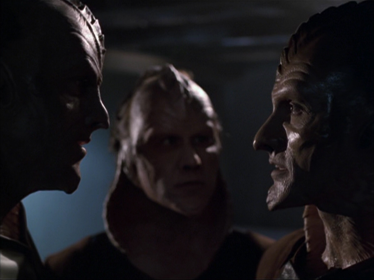 extant_StarTrek_VOY_6x07-DragonsTeeth_02286.jpg