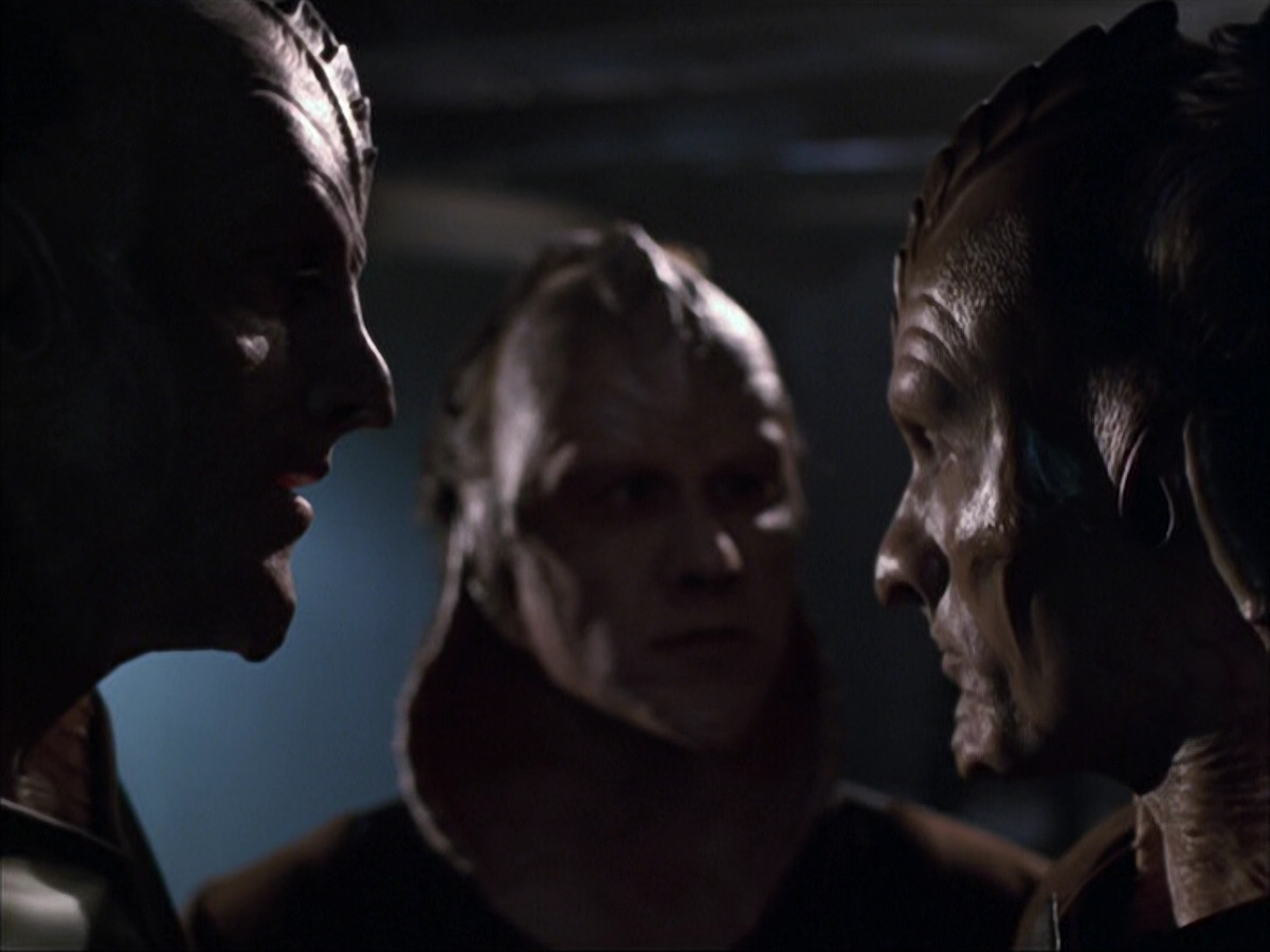 extant_StarTrek_VOY_6x07-DragonsTeeth_02288.jpg