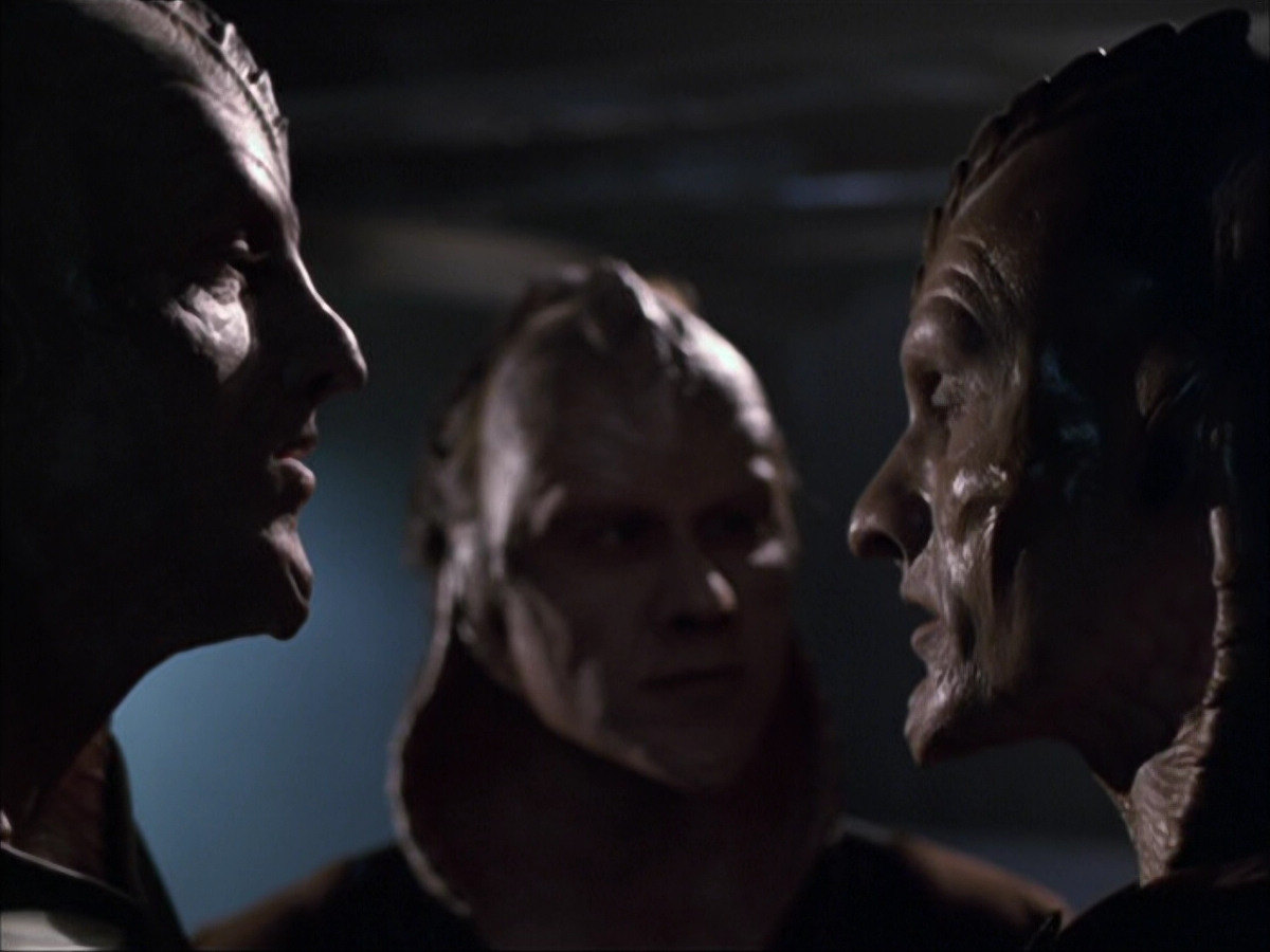 extant_StarTrek_VOY_6x07-DragonsTeeth_02290.jpg