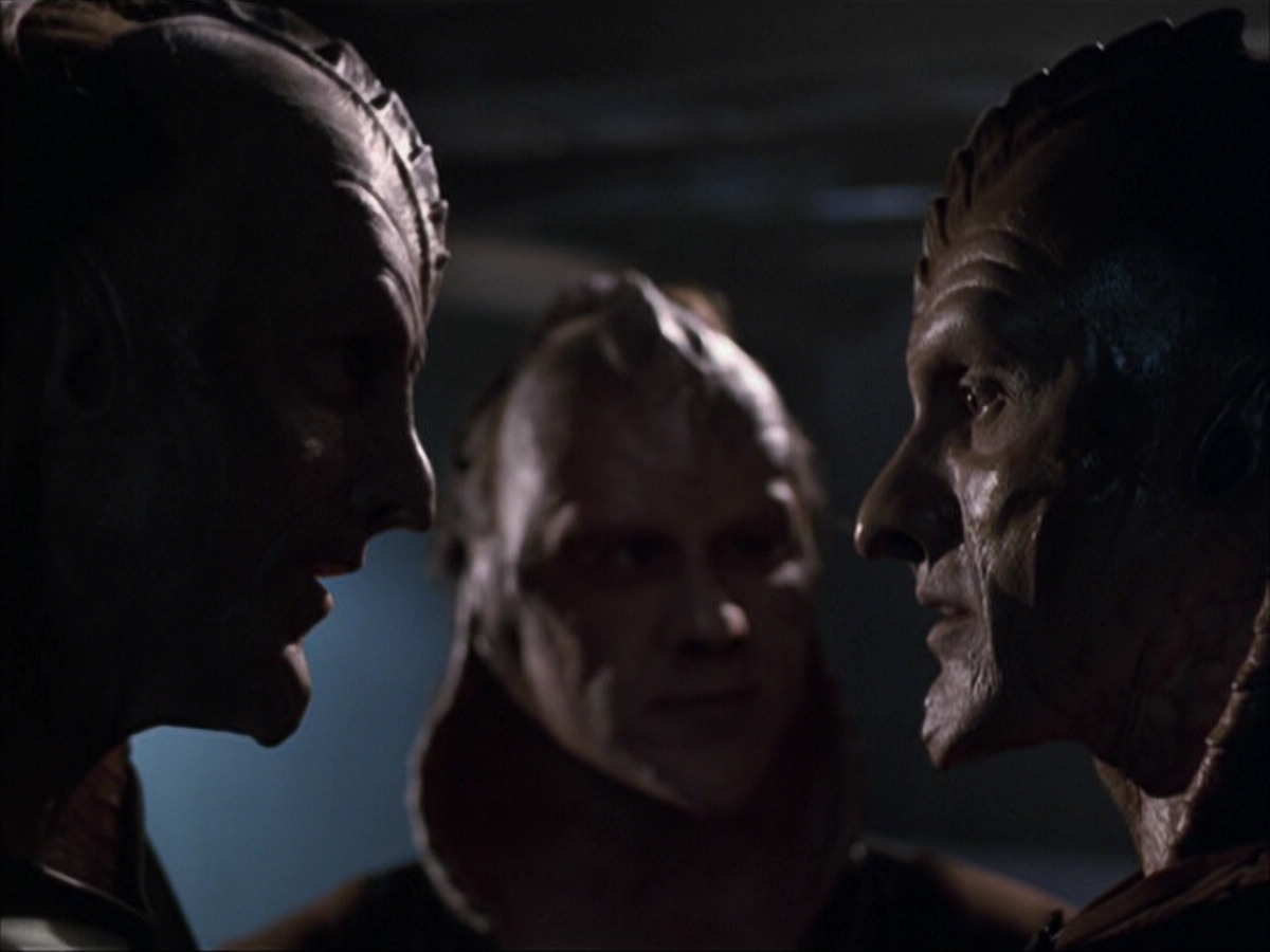 extant_StarTrek_VOY_6x07-DragonsTeeth_02294.jpg
