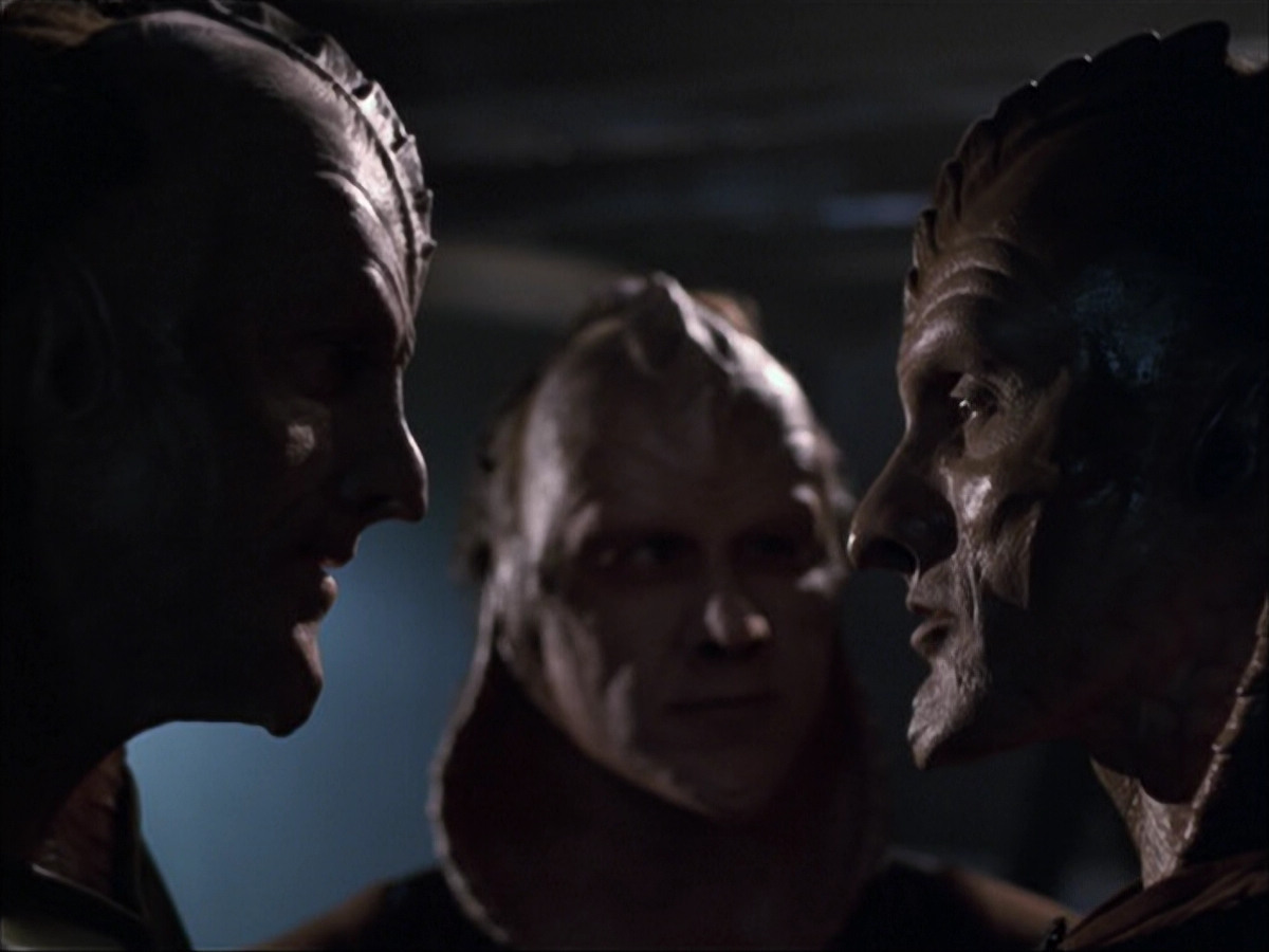 extant_StarTrek_VOY_6x07-DragonsTeeth_02297.jpg