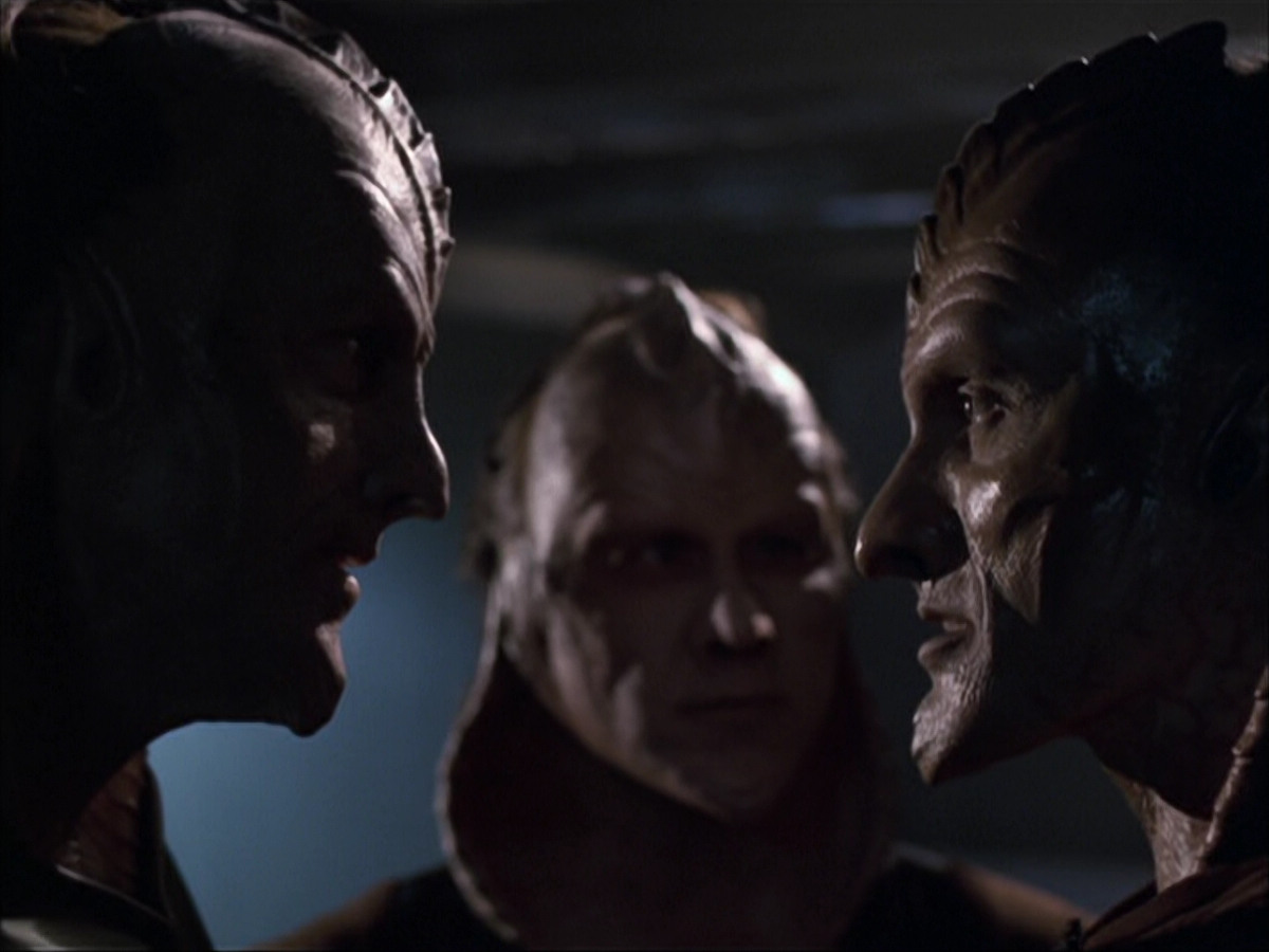 extant_StarTrek_VOY_6x07-DragonsTeeth_02299.jpg