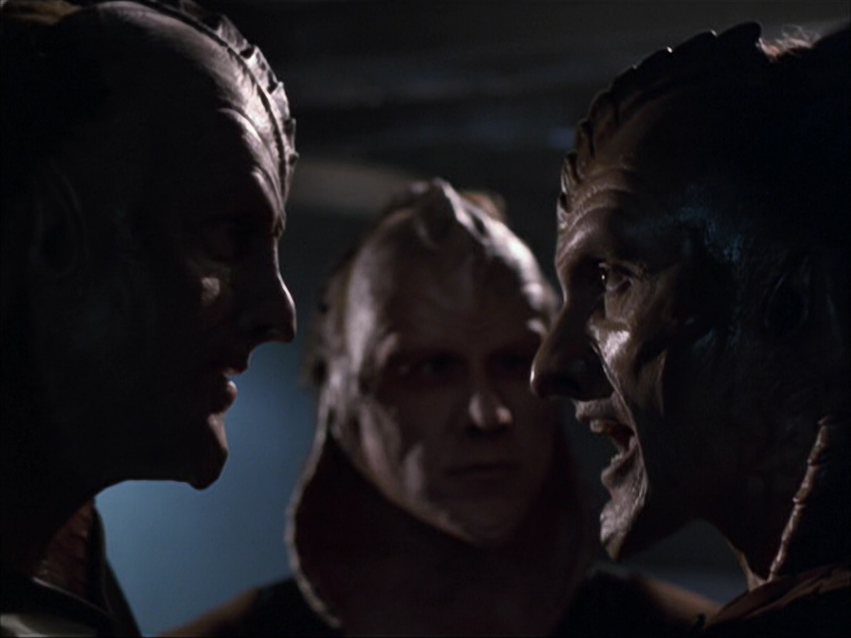 extant_StarTrek_VOY_6x07-DragonsTeeth_02301.jpg