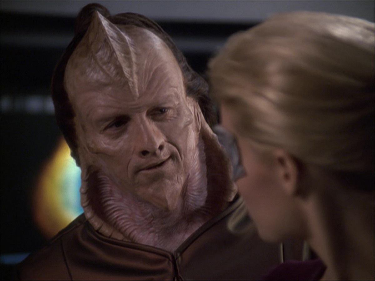 extant_StarTrek_VOY_6x07-DragonsTeeth_02355.jpg