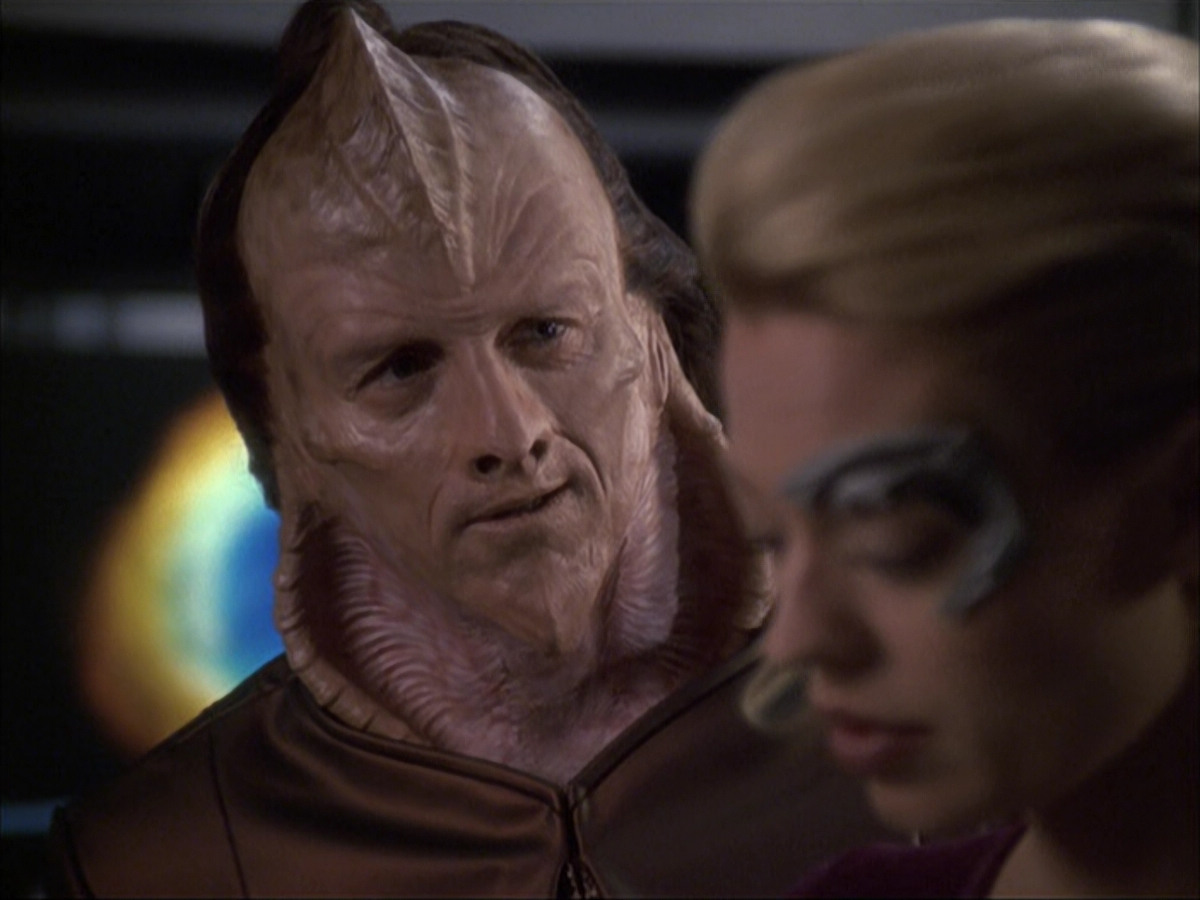 extant_StarTrek_VOY_6x07-DragonsTeeth_02357.jpg