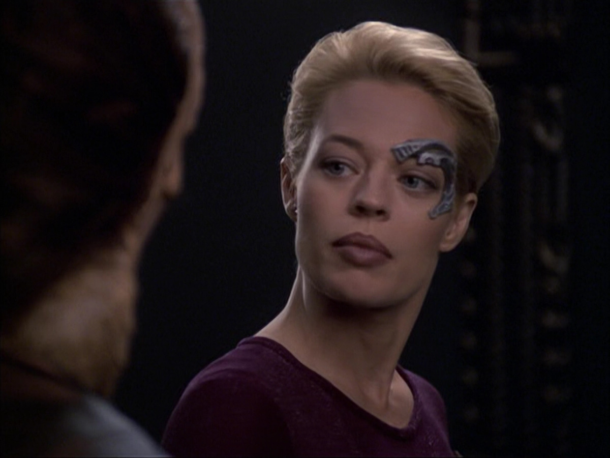 extant_StarTrek_VOY_6x07-DragonsTeeth_02374.jpg