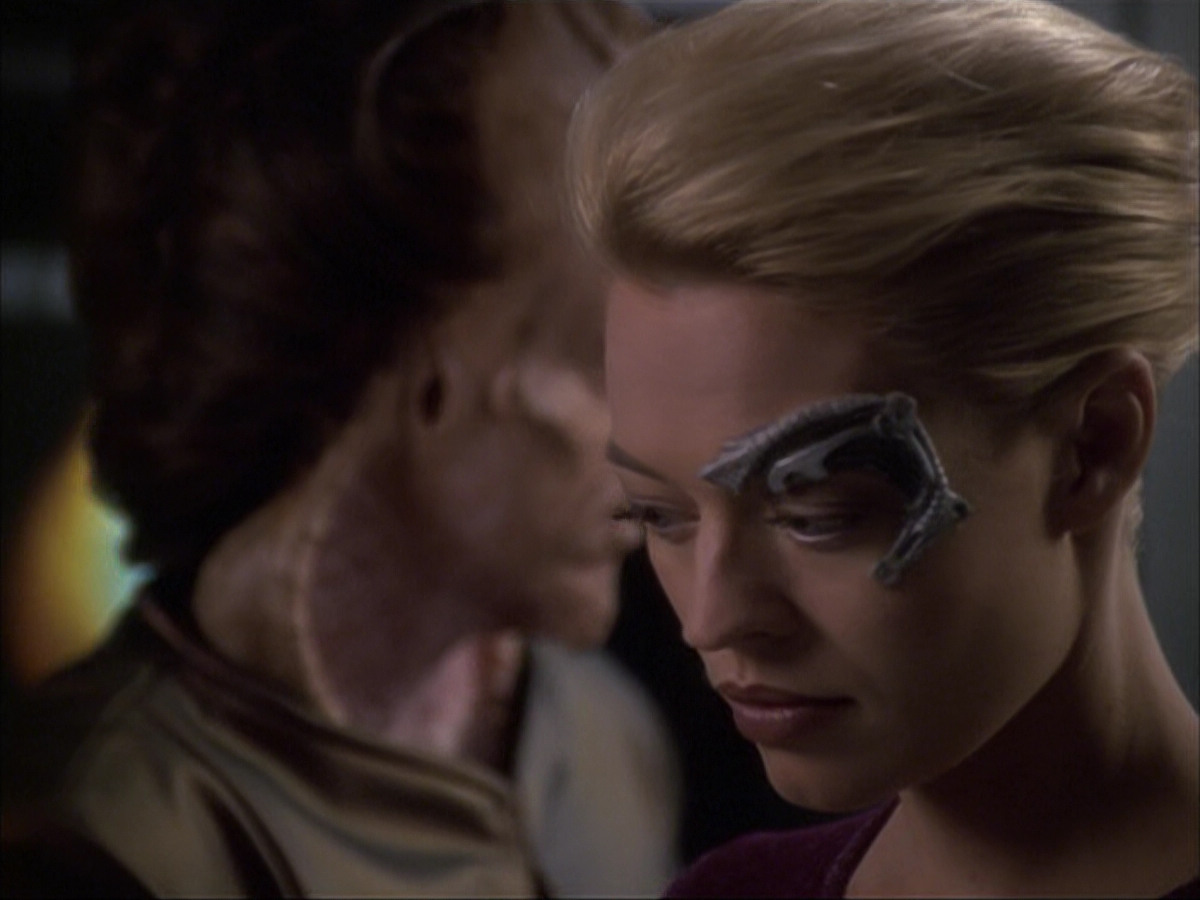 extant_StarTrek_VOY_6x07-DragonsTeeth_02396.jpg