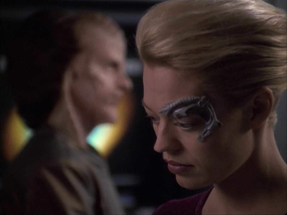 extant_StarTrek_VOY_6x07-DragonsTeeth_02399.jpg