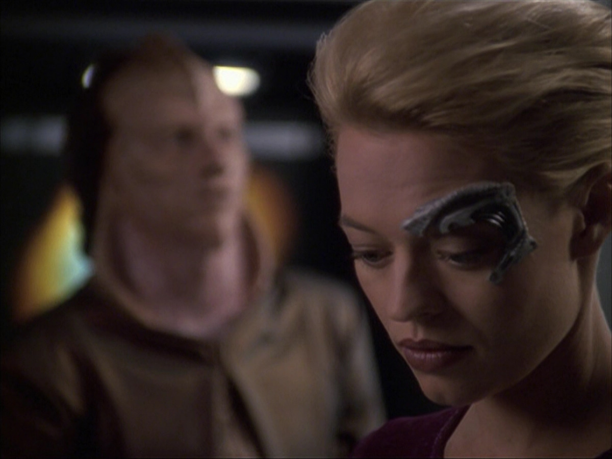 extant_StarTrek_VOY_6x07-DragonsTeeth_02404.jpg