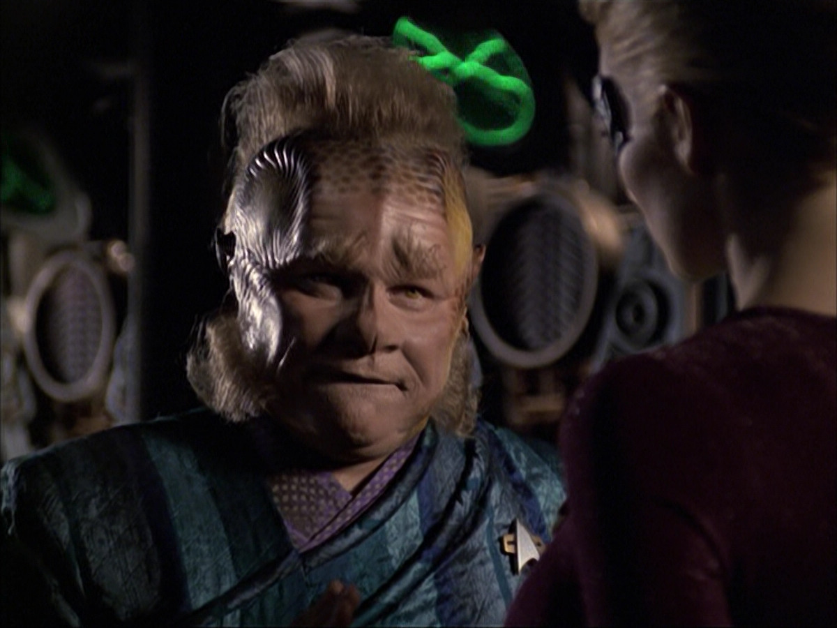 extant_StarTrek_VOY_6x07-DragonsTeeth_02468.jpg