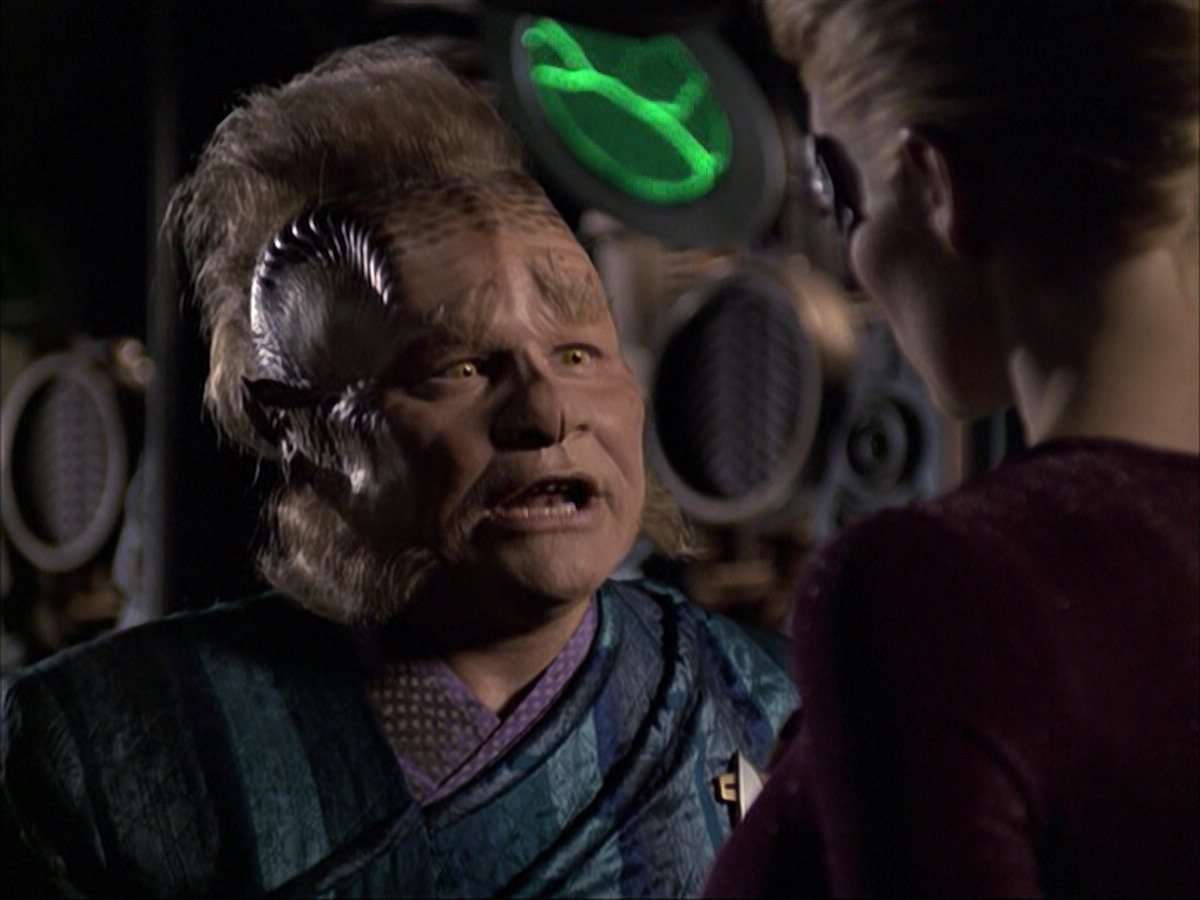 extant_StarTrek_VOY_6x07-DragonsTeeth_02486.jpg