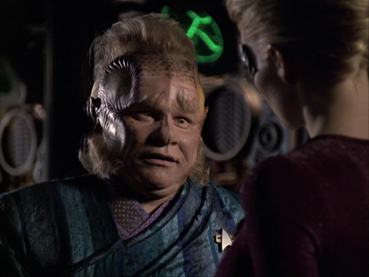 extant_StarTrek_VOY_6x07-DragonsTeeth_02502.jpg