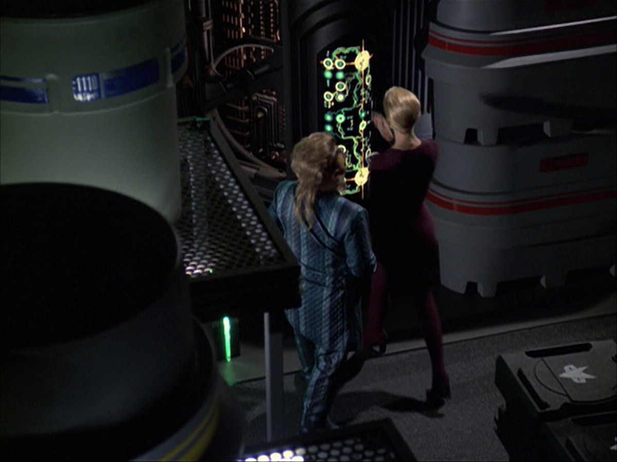 extant_StarTrek_VOY_6x07-DragonsTeeth_02529.jpg