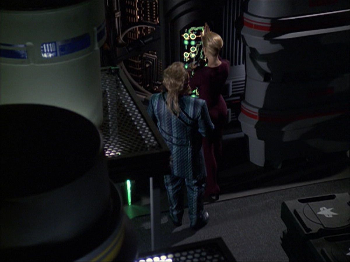 extant_StarTrek_VOY_6x07-DragonsTeeth_02530.jpg