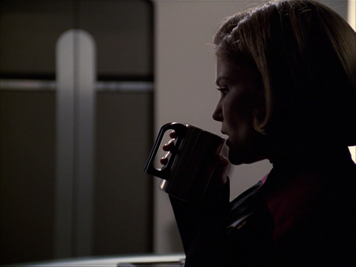 extant_StarTrek_VOY_6x07-DragonsTeeth_02538.jpg
