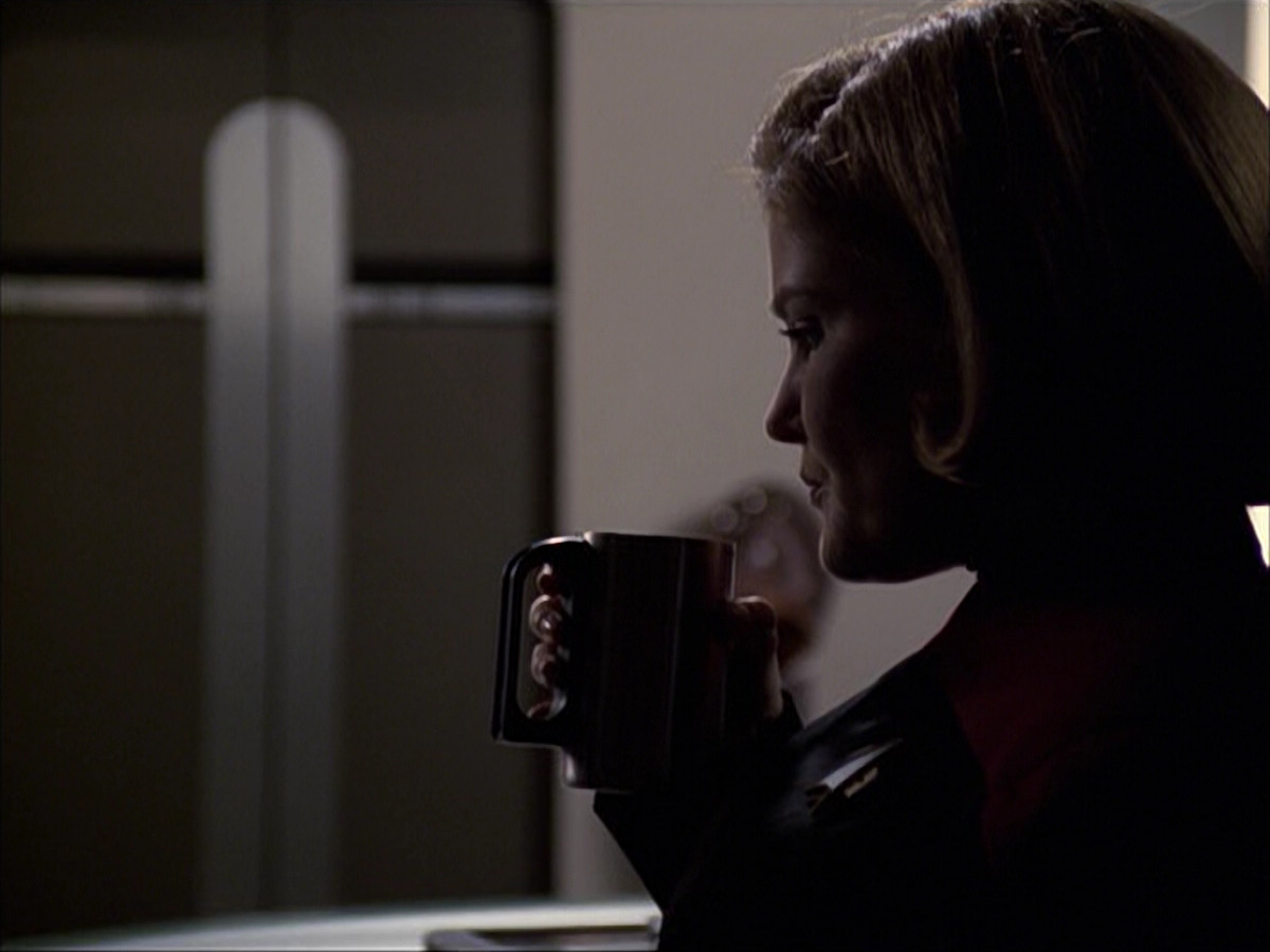 extant_StarTrek_VOY_6x07-DragonsTeeth_02543.jpg